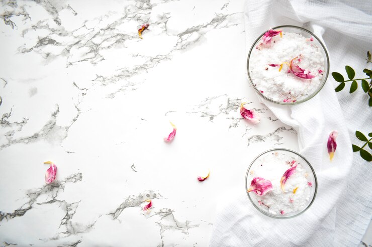Conjunto de cosméticos para cuidados com a pele e corpo, sal marinho em uma mesa de mármore cinza. Conceito de beleza de procedimentos de salão. Vista plana, vista superior