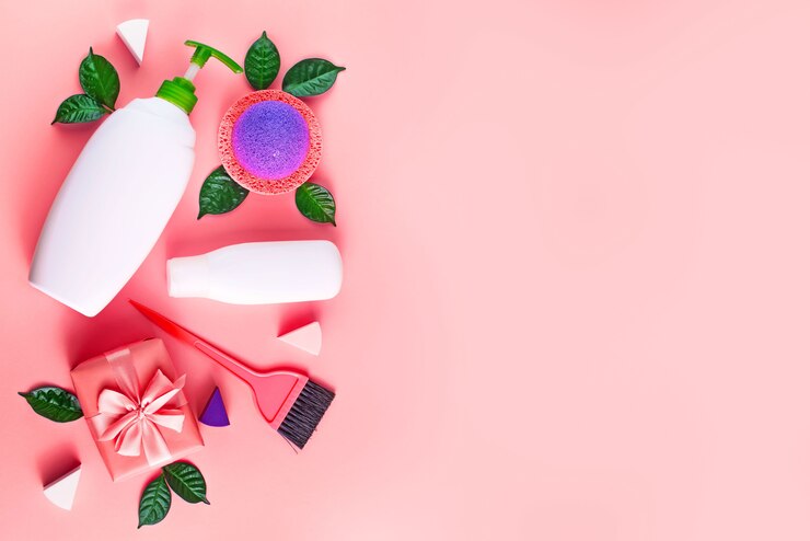 Conjunto de cosméticos para o corpo no fundo do coral.