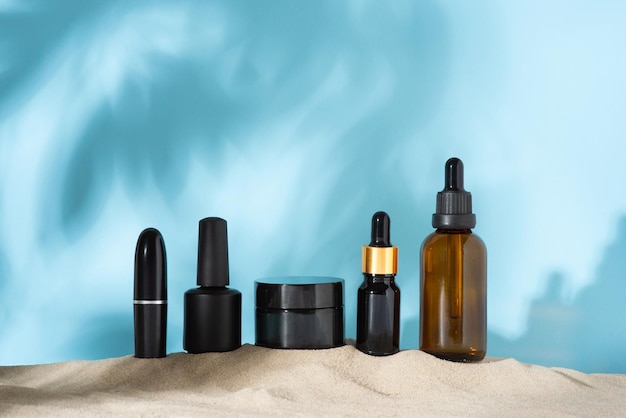 Conjunto de cosméticos pretos na areia