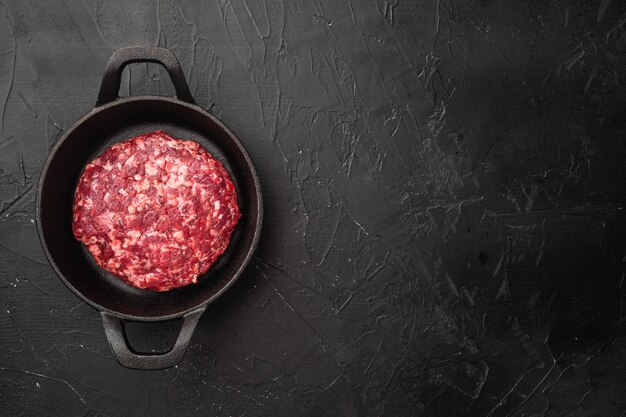 Conjunto de costeleta de carne picada de carne, em pedra preta