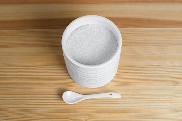 Conjunto de cozinha é açúcar com uma colher em uma mesa de madeira