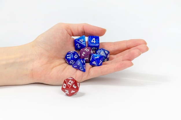 Conjunto de dados para fantasia dnd rpg na mão isolado em foco seletivo de fundo branco