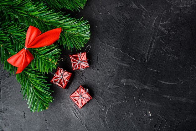 Conjunto de decorações para árvores de Natal, vista de cima plana lay, em fundo de mesa de pedra escura preta, com espaço de cópia para o texto