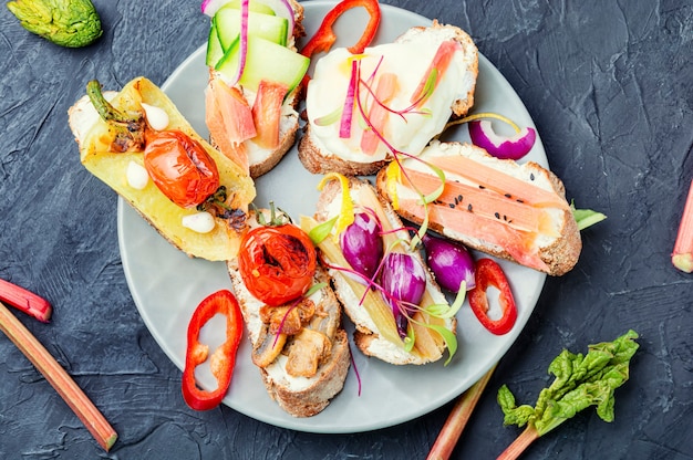 Conjunto de deliciosas bruschettas italianas com legumes grelhados.