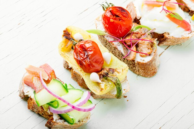 Conjunto de deliciosas bruschettas italianas com legumes grelhados.