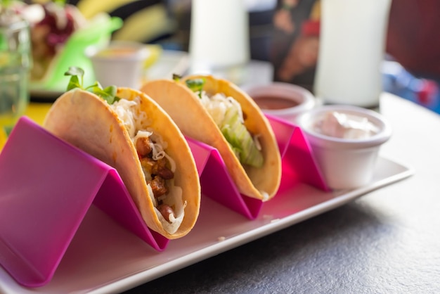 Conjunto de deliciosos tacos no café mexicano de rack de plástico