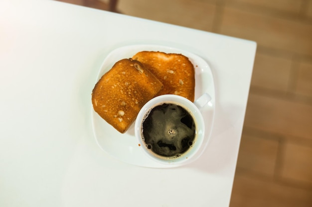 Conjunto de dieta, um prato de uma torrada com uma xícara de café preto