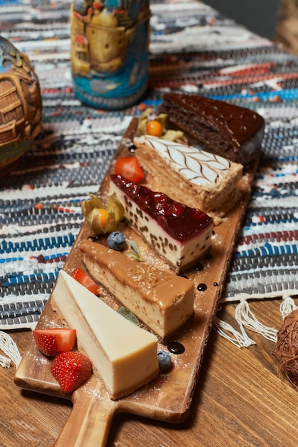 Conjunto de diferentes fatias de bolo na mesa de madeira