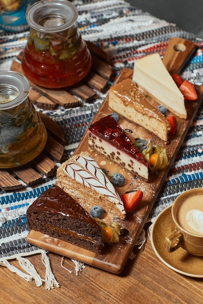 Conjunto de diferentes fatias de bolo na mesa de madeira