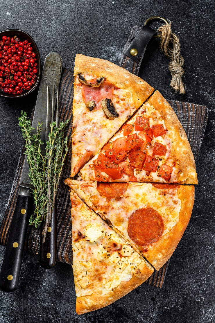 Foto conjunto de diferentes fatias de pizza. fundo preto. vista do topo.
