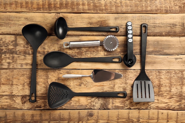 Foto conjunto de diferentes ferramentas de cozinha em mesa de madeira