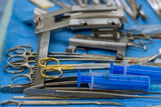 Conjunto de diferentes instrumentos cirúrgicos na sala de cirurgia em uma cirurgia