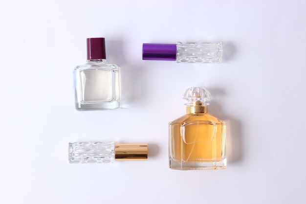 Conjunto de diferentes perfumes em um fundo claro