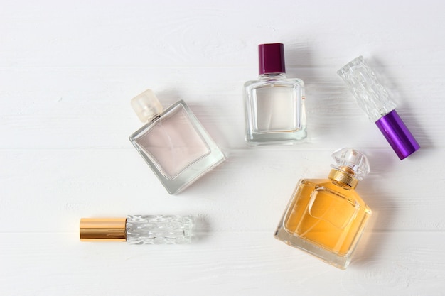 Conjunto de diferentes perfumes em um fundo claro
