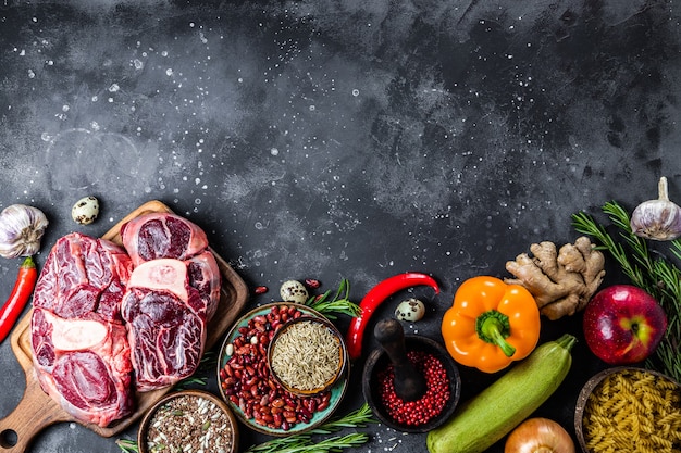 Conjunto de diferentes produtos para uma dieta saudável - vista superior de carnes, cereais, vegetais e frutas, espaço livre para texto. Foto de alta qualidade