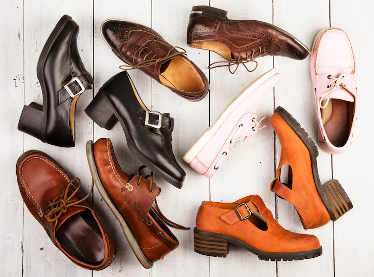 Foto conjunto de diferentes sapatos unissex em fundo branco de madeira