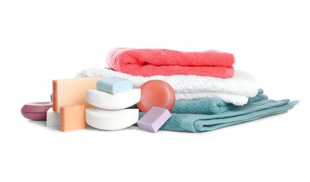 Conjunto de diferentes toalhas e sabonetes em fundo branco