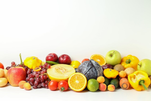 Conjunto de diferentes vegetais e frutas em fundo branco