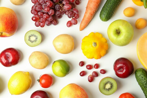 Conjunto de diferentes vegetais e frutas em fundo branco