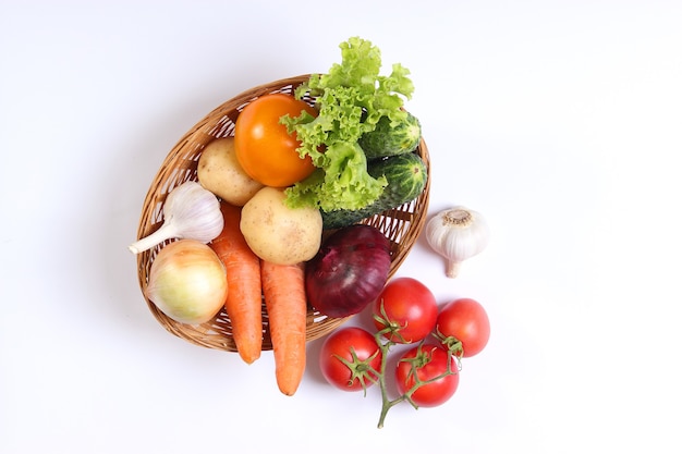 Conjunto de diferentes vegetais frescos em uma vista superior de fundo branco