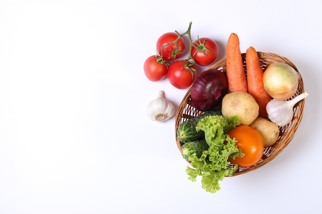 Conjunto de diferentes vegetais frescos em uma vista superior de fundo branco