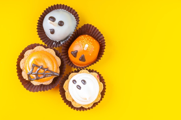 Conjunto de doces de Halloween em fundo amarelo