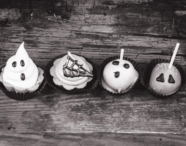 Conjunto de doces de Halloween em fundo de madeira velho