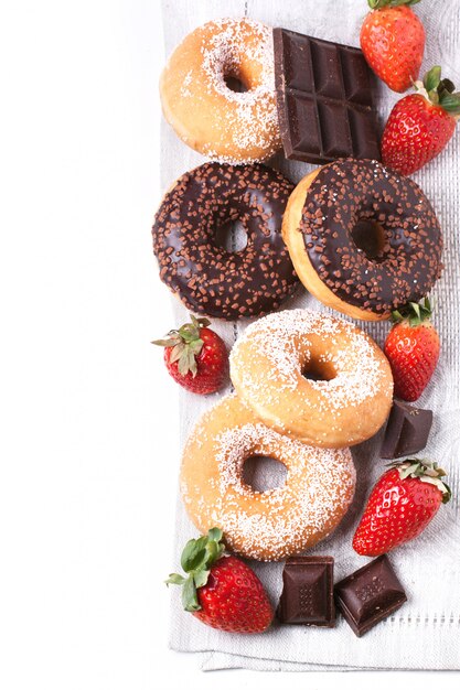 Conjunto de donuts com morangos frescos