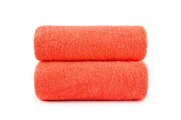 conjunto de duas toalhas cor de coral em um fundo branco isolado
