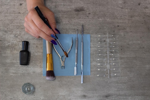 Conjunto de elementos de trabalho de unhas artificiais em um fundo cinza