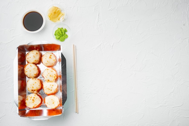 Conjunto de entrega de sushi roll, em pedra branca