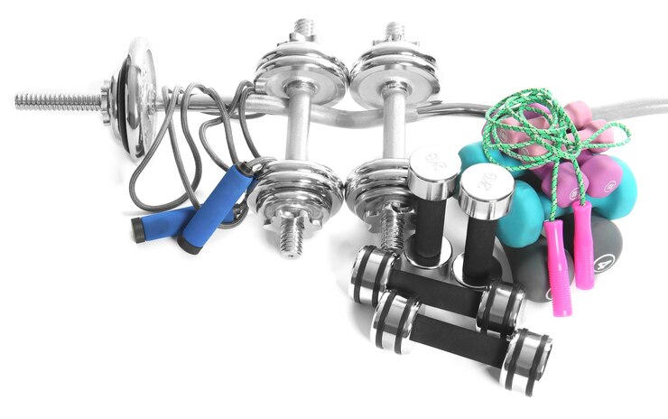 Foto conjunto de equipamentos esportivos para musculação em fundo branco