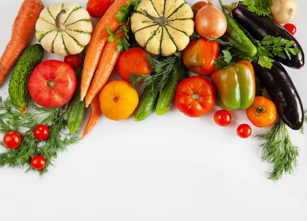 Conjunto de ervas de legumes frescos em um fundo branco Espaço de cópia de vista superior Conceito de comida saudável