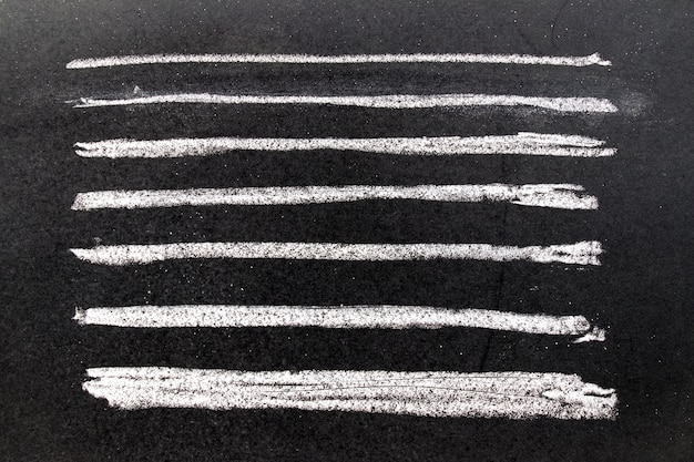 Foto conjunto de escova de arte grunge branco giz em forma de linha quadrada no quadro negro
