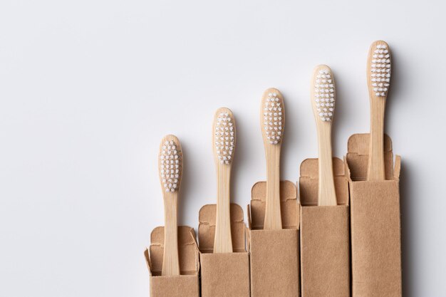 Conjunto de escovas de dentes de bambu de madeira ecologicamente corretas salvar o planeta ou nenhum conceito de plástico isolado em fundo branco