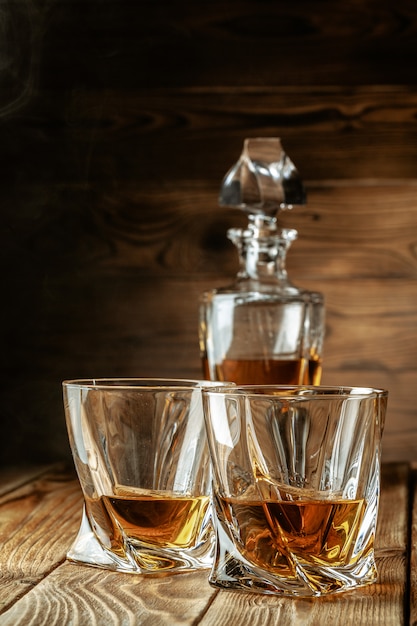 Conjunto de espíritos fortes. Bebidas alcoólicas duras em copos