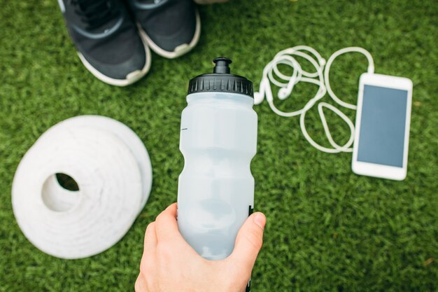 Conjunto de esportes menino ou menina, que gosta de correr. Telefone, fones de ouvido, sapatos, garrafa de água e batatas fritas para correr.