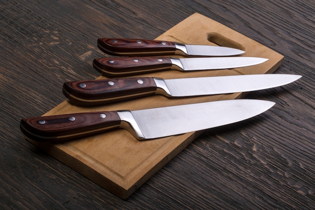 Foto conjunto de facas de cozinha em madeira