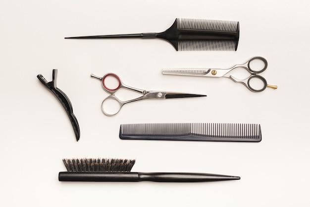 Conjunto de ferramentas de cabeleireiro em fundo branco