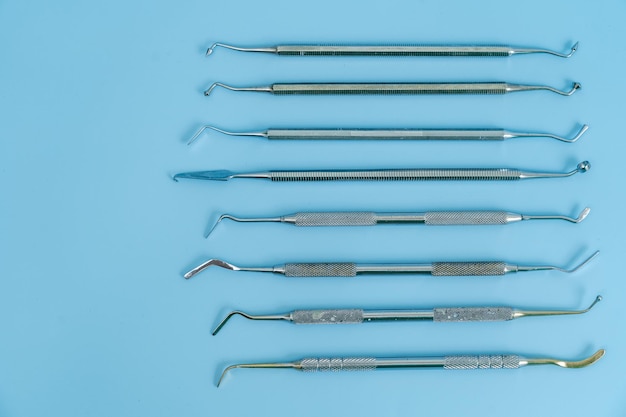 Conjunto de ferramentas de dentista Conceito de saúde dental de cuidados com os dentes Espaço de cópia de vista superior de fundo azul