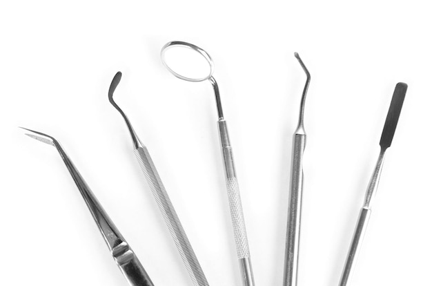 Conjunto de ferramentas dentárias para cuidados dentários isolados em branco