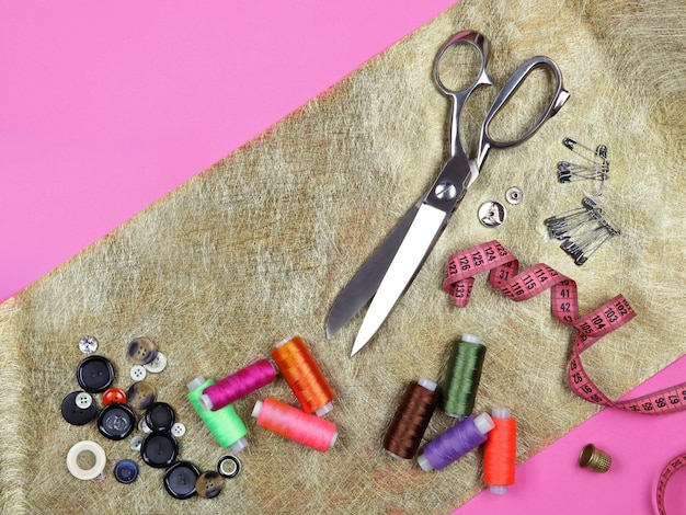 Conjunto de ferramentas e acessórios de alfaiataria em tecido dourado