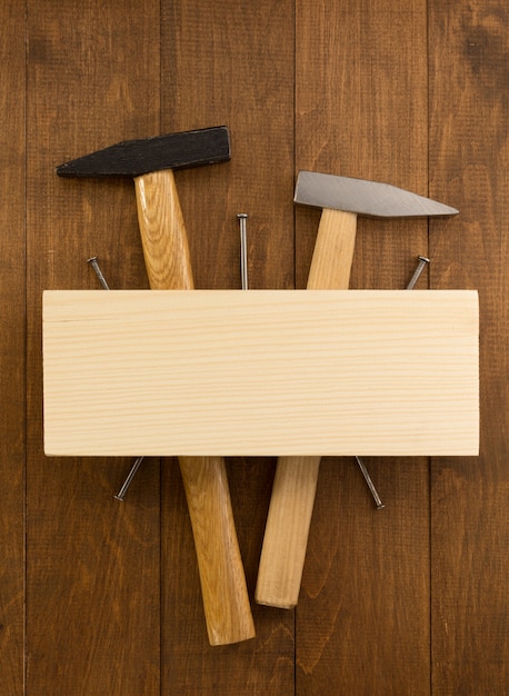 Foto conjunto de ferramentas e instrumentos na madeira