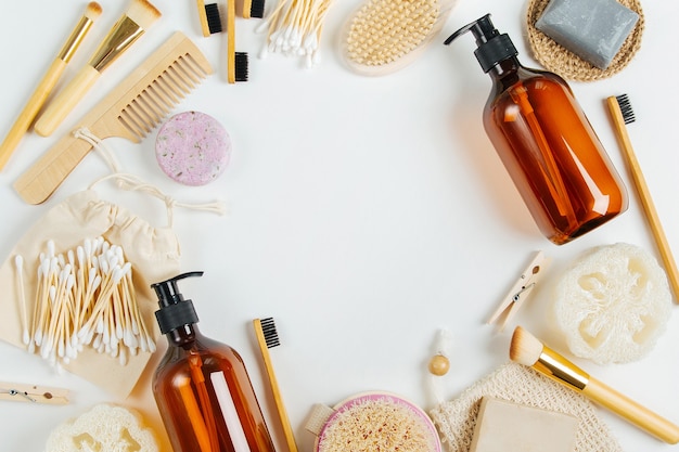 Foto conjunto de ferramentas e produtos de cosméticos ecológicos. sabonete, frascos de xampu, escova de dente de bambu