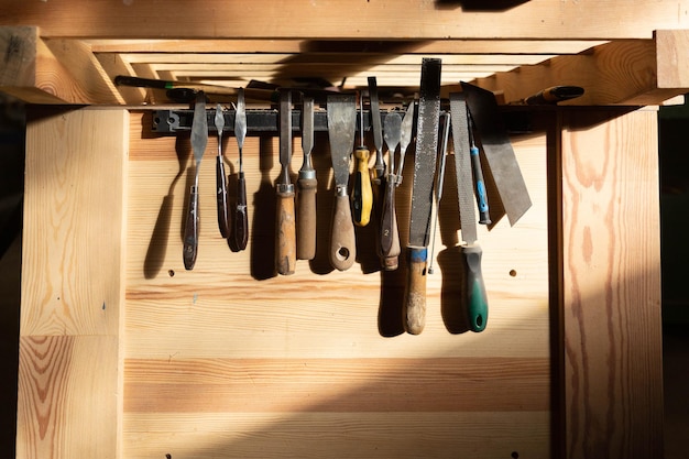 Conjunto de ferramentas organizadas em oficina