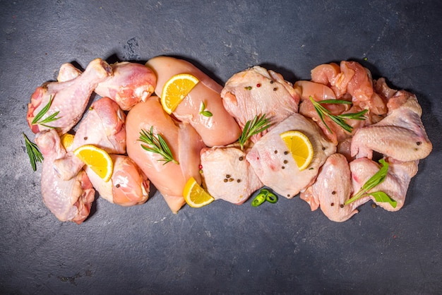 conjunto de filé de frango cru, coxa, asas, tiras e pernas