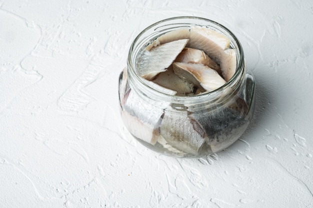 Conjunto de filetes de arenque selvagem enlatado, em frasco de vidro, em branco