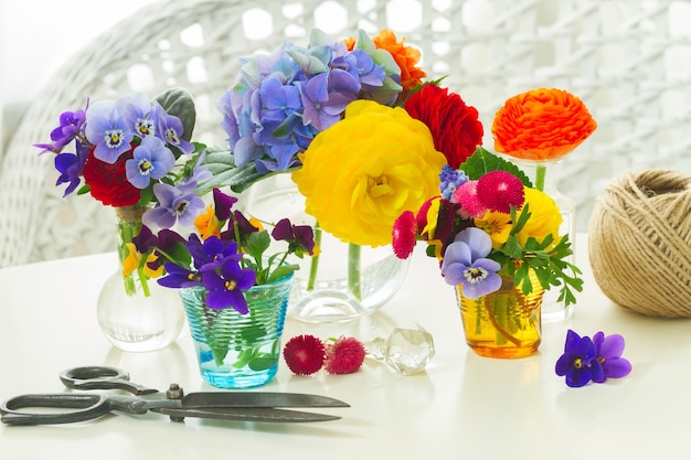 Conjunto de flores coloridas recém-cortadas