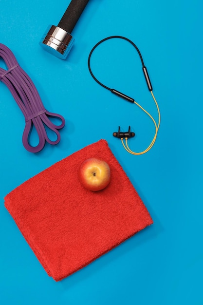 Foto conjunto de fones de ouvido de banda de resistência de rolo de massagem de acessórios esportivos em um fundo amarelo