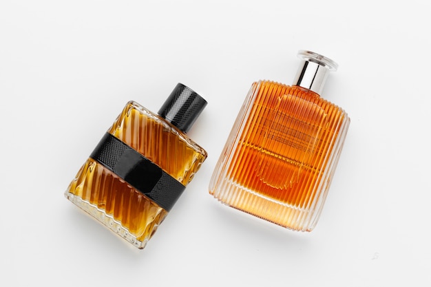 Conjunto de frascos de perfume de luxo. isolado